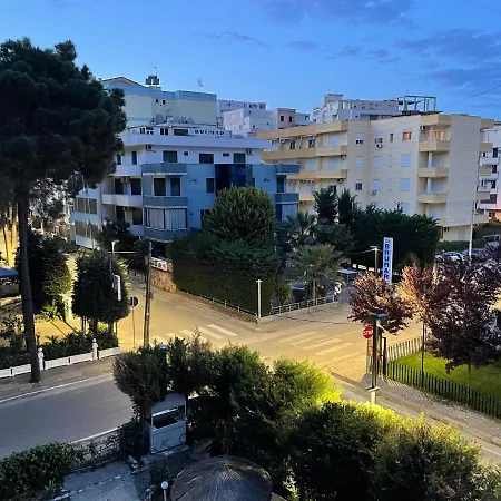 Modern Comfy With Balcony Apartmán